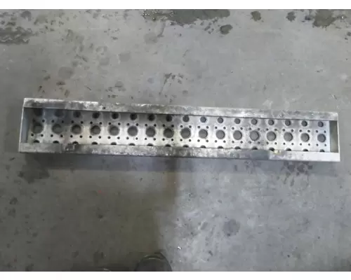 FREIGHTLINER CASCADIA 125 BATTERY BOX STEP