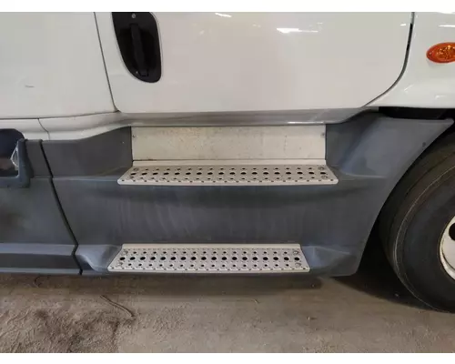 FREIGHTLINER CASCADIA 125 CAB SKIRTSIDE FAIRING