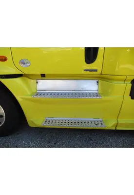 FREIGHTLINER CASCADIA 125 CAB SKIRT/SIDE FAIRING