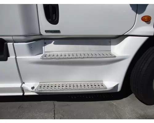 FREIGHTLINER CASCADIA 125 CAB SKIRTSIDE FAIRING