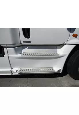 FREIGHTLINER CASCADIA 125 CAB SKIRT/SIDE FAIRING