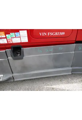 FREIGHTLINER CASCADIA 125 CAB SKIRT/SIDE FAIRING