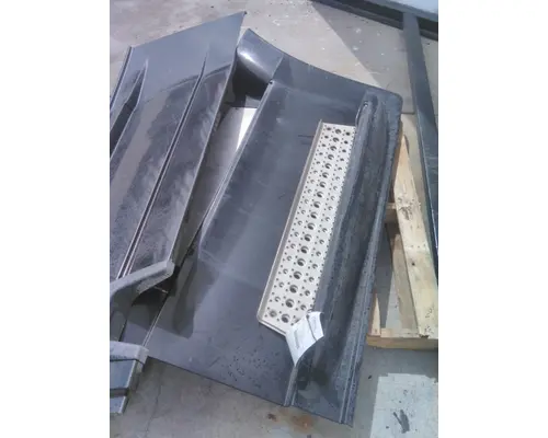 FREIGHTLINER CASCADIA 125 CAB SKIRTSIDE FAIRING