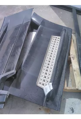 FREIGHTLINER CASCADIA 125 CAB SKIRT/SIDE FAIRING