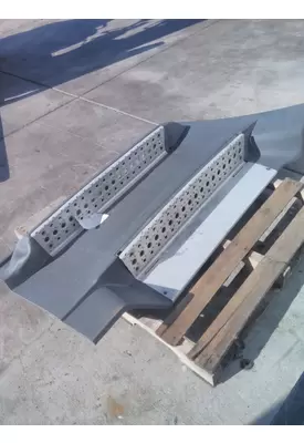 FREIGHTLINER CASCADIA 125 CAB SKIRT/SIDE FAIRING