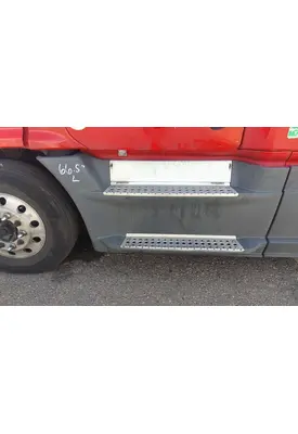 FREIGHTLINER CASCADIA 125 CAB SKIRT/SIDE FAIRING