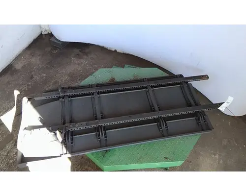 FREIGHTLINER CASCADIA 125 CAB SKIRTSIDE FAIRING