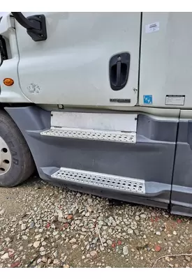 FREIGHTLINER CASCADIA 125 CAB SKIRT/SIDE FAIRING