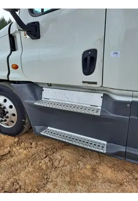 FREIGHTLINER CASCADIA 125 CAB SKIRT/SIDE FAIRING