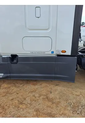 FREIGHTLINER CASCADIA 125 CAB SKIRT/SIDE FAIRING