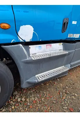 FREIGHTLINER CASCADIA 125 CAB SKIRT/SIDE FAIRING