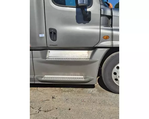 FREIGHTLINER CASCADIA 125 CAB SKIRTSIDE FAIRING