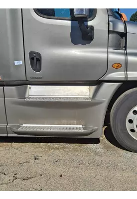 FREIGHTLINER CASCADIA 125 CAB SKIRT/SIDE FAIRING