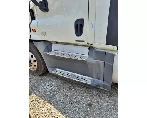 FREIGHTLINER CASCADIA 125 CAB SKIRTSIDE FAIRING