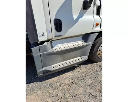 FREIGHTLINER CASCADIA 125 CAB SKIRTSIDE FAIRING