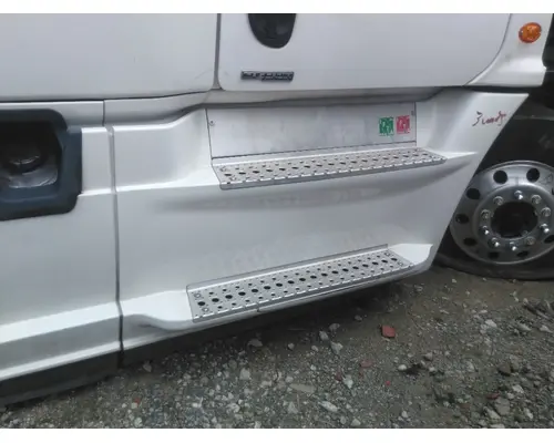 FREIGHTLINER CASCADIA 125 CAB SKIRTSIDE FAIRING