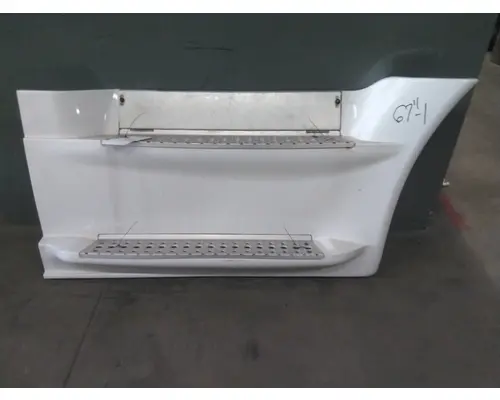 FREIGHTLINER CASCADIA 125 CAB SKIRTSIDE FAIRING