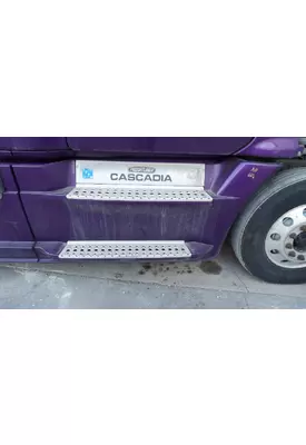 FREIGHTLINER CASCADIA 125 CAB SKIRT/SIDE FAIRING