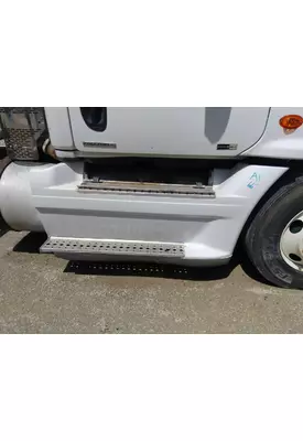 FREIGHTLINER CASCADIA 125 CAB SKIRT/SIDE FAIRING