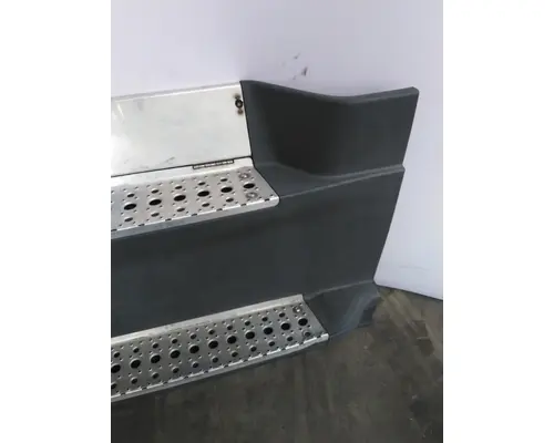 FREIGHTLINER CASCADIA 125 CAB SKIRTSIDE FAIRING