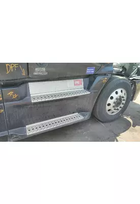 FREIGHTLINER CASCADIA 125 CAB SKIRT/SIDE FAIRING