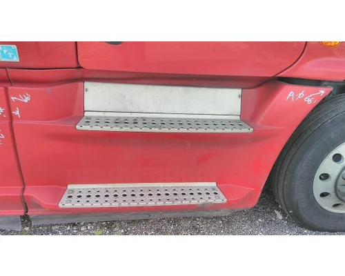 FREIGHTLINER CASCADIA 125 CAB SKIRT/SIDE FAIRING