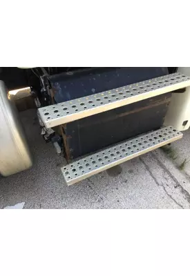 FREIGHTLINER CASCADIA 125 CAB STEP