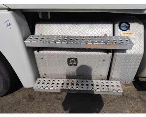 FREIGHTLINER CASCADIA 125 CAB STEP