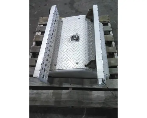 FREIGHTLINER CASCADIA 125 CAB STEP