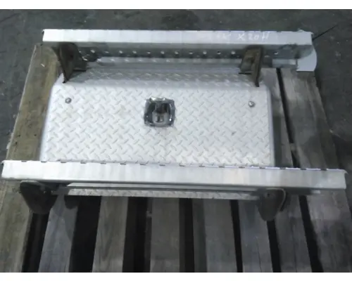 FREIGHTLINER CASCADIA 125 CAB STEP