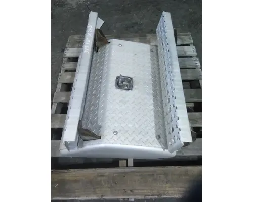 FREIGHTLINER CASCADIA 125 CAB STEP