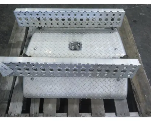 FREIGHTLINER CASCADIA 125 CAB STEP