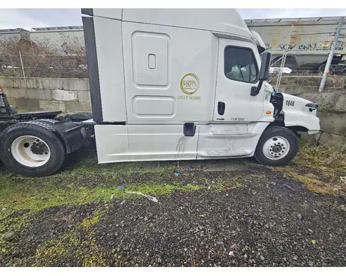FREIGHTLINER CASCADIA 125 CAB