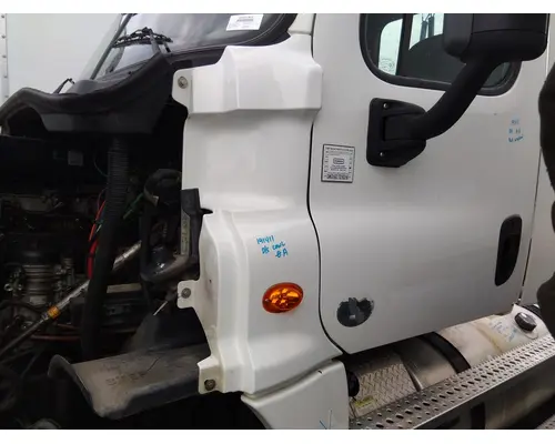 FREIGHTLINER CASCADIA 125 COWL