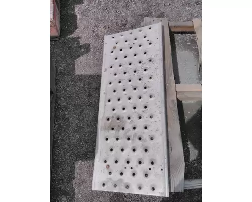 FREIGHTLINER CASCADIA 125 DECK (CATWALK) STEP