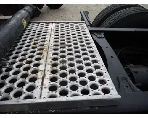 FREIGHTLINER CASCADIA 125 DECK (CATWALK) STEP