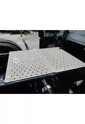 FREIGHTLINER CASCADIA 125 DECK (CATWALK) STEP