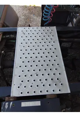FREIGHTLINER CASCADIA 125 DECK (CATWALK) STEP