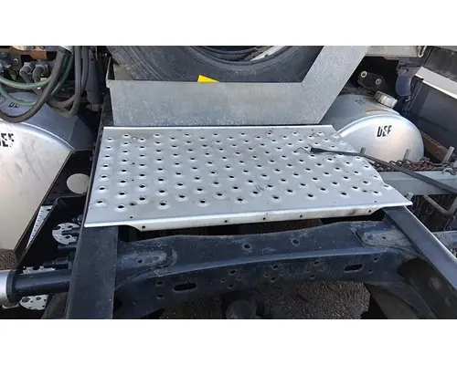 FREIGHTLINER CASCADIA 125 DECK (CATWALK) STEP
