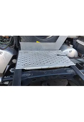 FREIGHTLINER CASCADIA 125 DECK (CATWALK) STEP