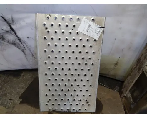 FREIGHTLINER CASCADIA 125 DECK (CATWALK) STEP