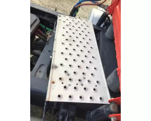 FREIGHTLINER CASCADIA 125 DECK (CATWALK) STEP