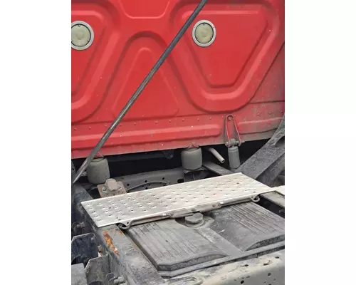 FREIGHTLINER CASCADIA 125 DECK (CATWALK) STEP