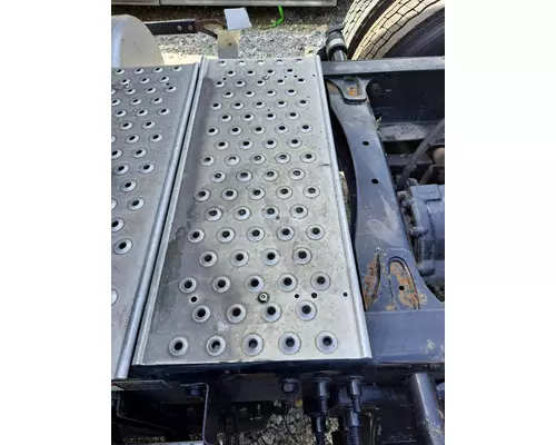 FREIGHTLINER CASCADIA 125 DECK (CATWALK) STEP