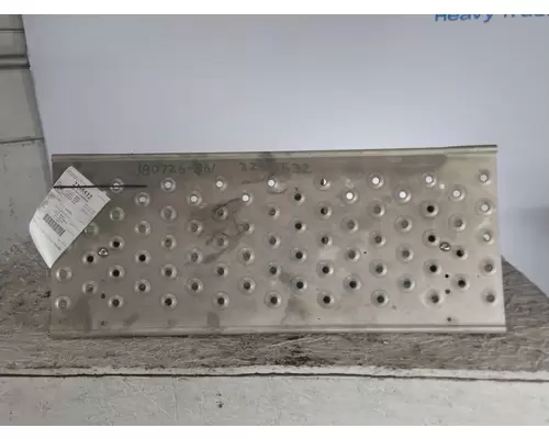 FREIGHTLINER CASCADIA 125 DECK (CATWALK) STEP