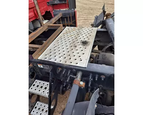 FREIGHTLINER CASCADIA 125 DECK (CATWALK) STEP