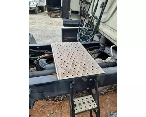 FREIGHTLINER CASCADIA 125 DECK (CATWALK) STEP