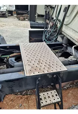 FREIGHTLINER CASCADIA 125 DECK (CATWALK) STEP