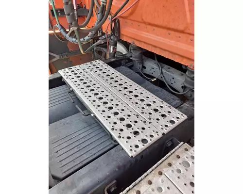 FREIGHTLINER CASCADIA 125 DECK (CATWALK) STEP