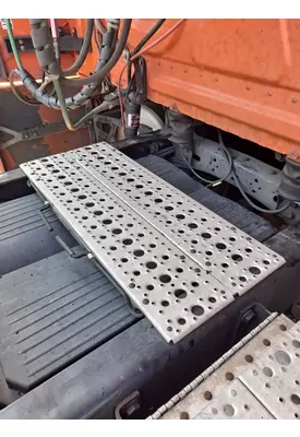 FREIGHTLINER CASCADIA 125 DECK (CATWALK) STEP